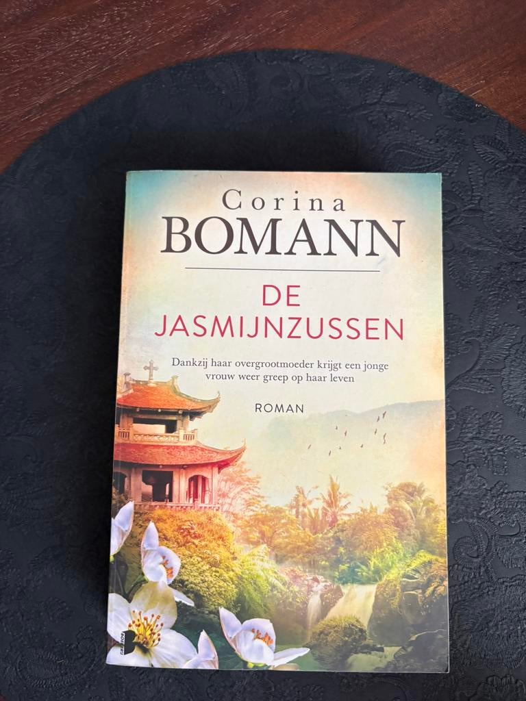 Corina Bomann - de jasmijnzussen, Ophalen of Verzenden, Zo goed als nieuw