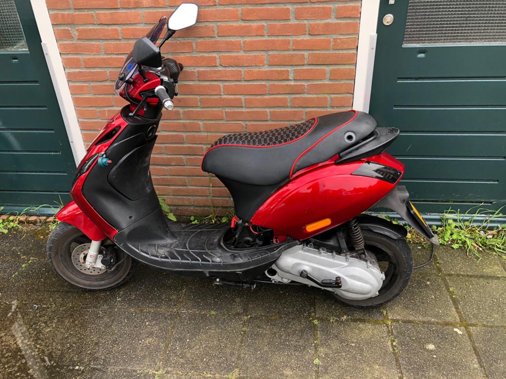 Piaggio zip 125cc 2t brom, Fietsen en Brommers, Scooters | Piaggio, Ophalen of Verzenden, Zo goed als nieuw, Tweetakt, Zip
