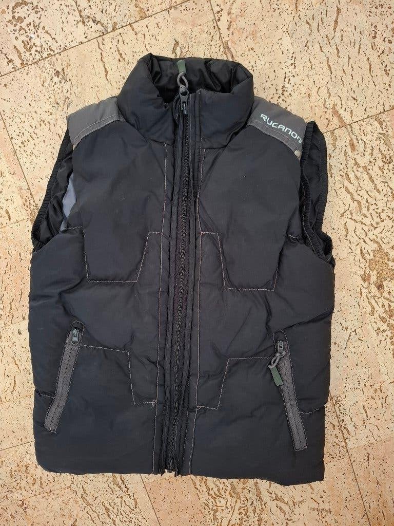 2 heerlijke warme bodywarmers maat 116 (Zwart en blauw), Ophalen, Zo goed als nieuw, Jongen, Overige typen