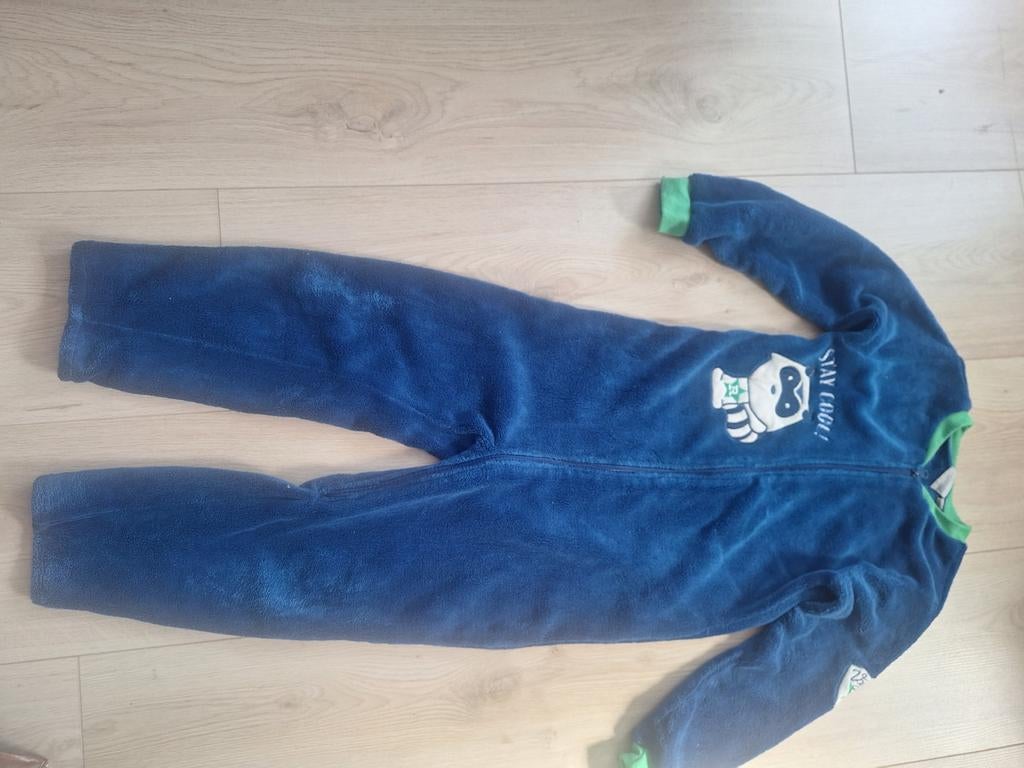 Blauwe fleece onesie met wasbeer maat 128/134, Nacht- of Onderkleding, Gebruikt, Jongen of Meisje, Ophalen of Verzenden