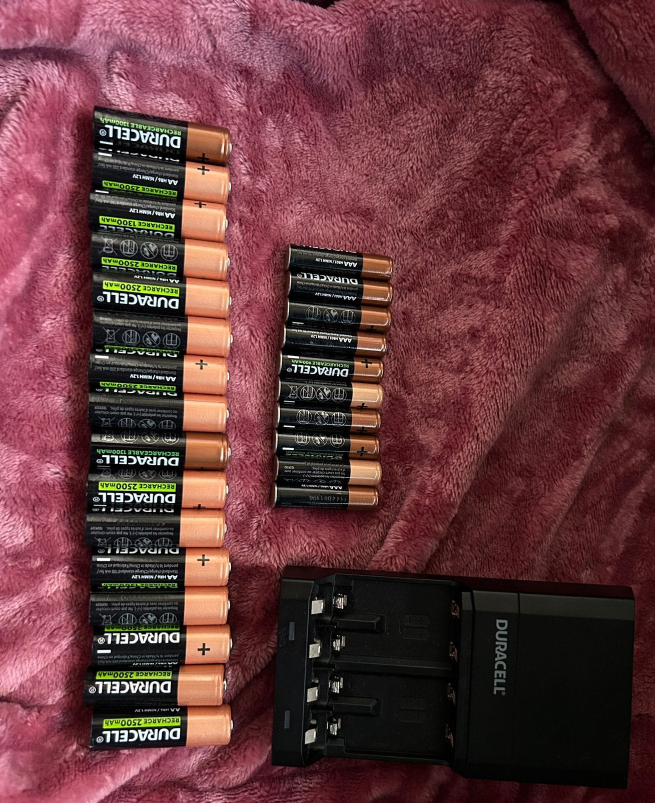 Duracell oplader+26 oplaadbare batterijen, Ophalen of Verzenden, Zo goed als nieuw