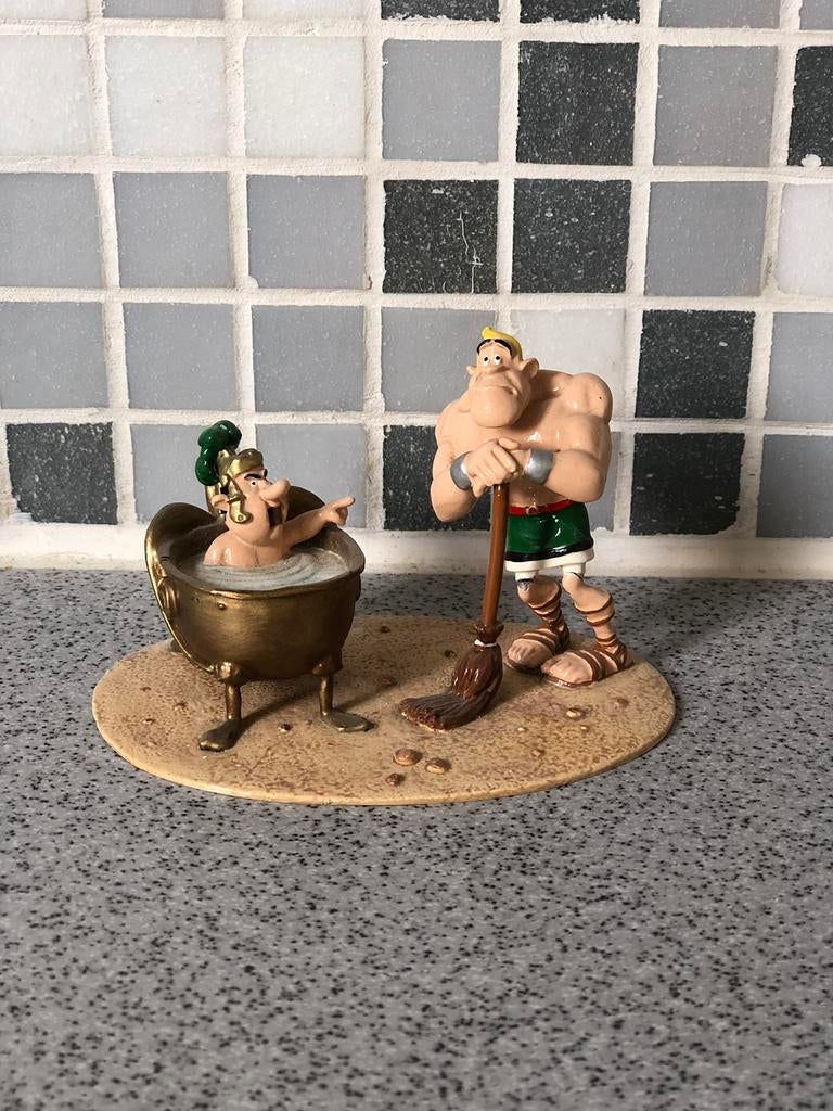 De centurion werd gestalkt in zijn bad + Cornedurus, Ophalen of Verzenden, Asterix en Obelix, Zo goed als nieuw, Beeldje of Figuurtje