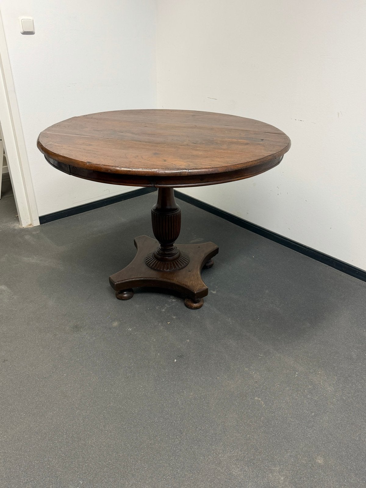 Antieke ronde houten tafel met voetstuk, Antiek en Kunst, Ophalen