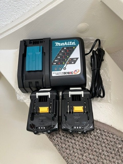 MAKITA STARTERSET 2 X18V ACCU BL1830 B + DC18RC SNELLADER, Ophalen of Verzenden, Nieuw