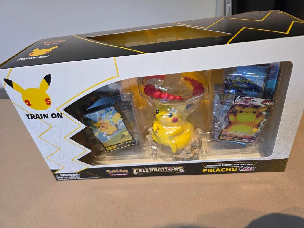 Pikachu v max figure box Celebrations, Ophalen of Verzenden, Nieuw