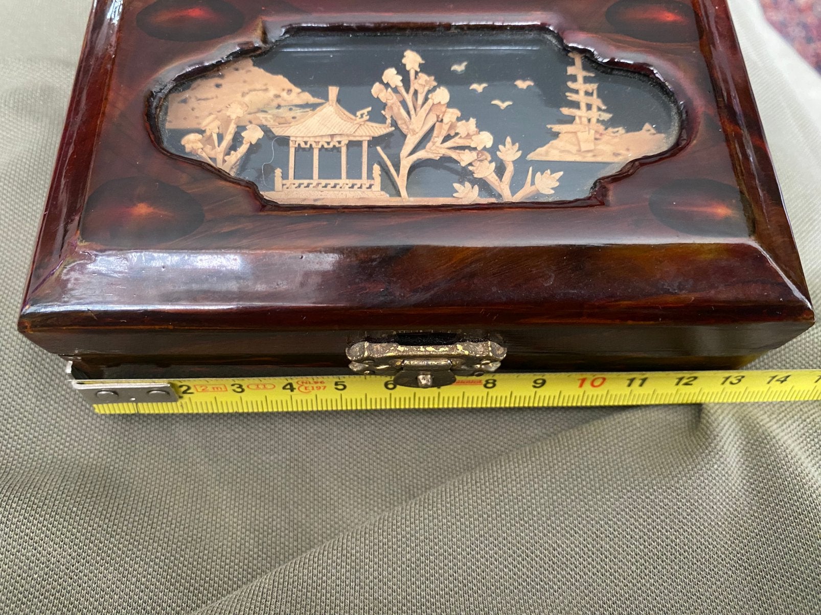 Chinees lakdoosje met diorama en rode zijdevoering, Ophalen of Verzenden