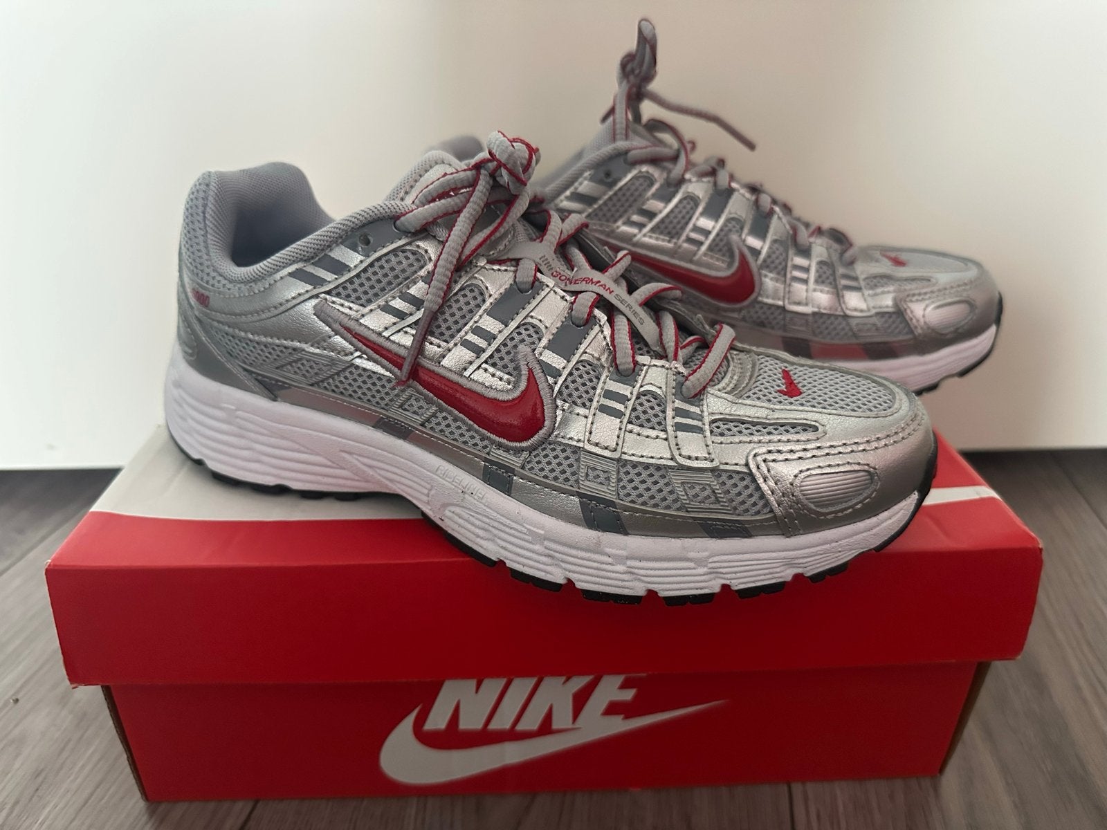 Nike P-6000 sneakers zilver/rood - Maat 37.5, Kleding | Dames, Ophalen of Verzenden, Zo goed als nieuw, Grijs, Sneakers of Gympen