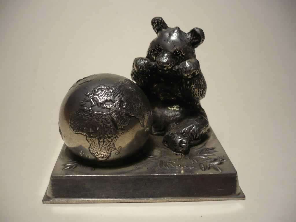 j014-Beeldje, een pandabeer en wereldbol., Verzenden