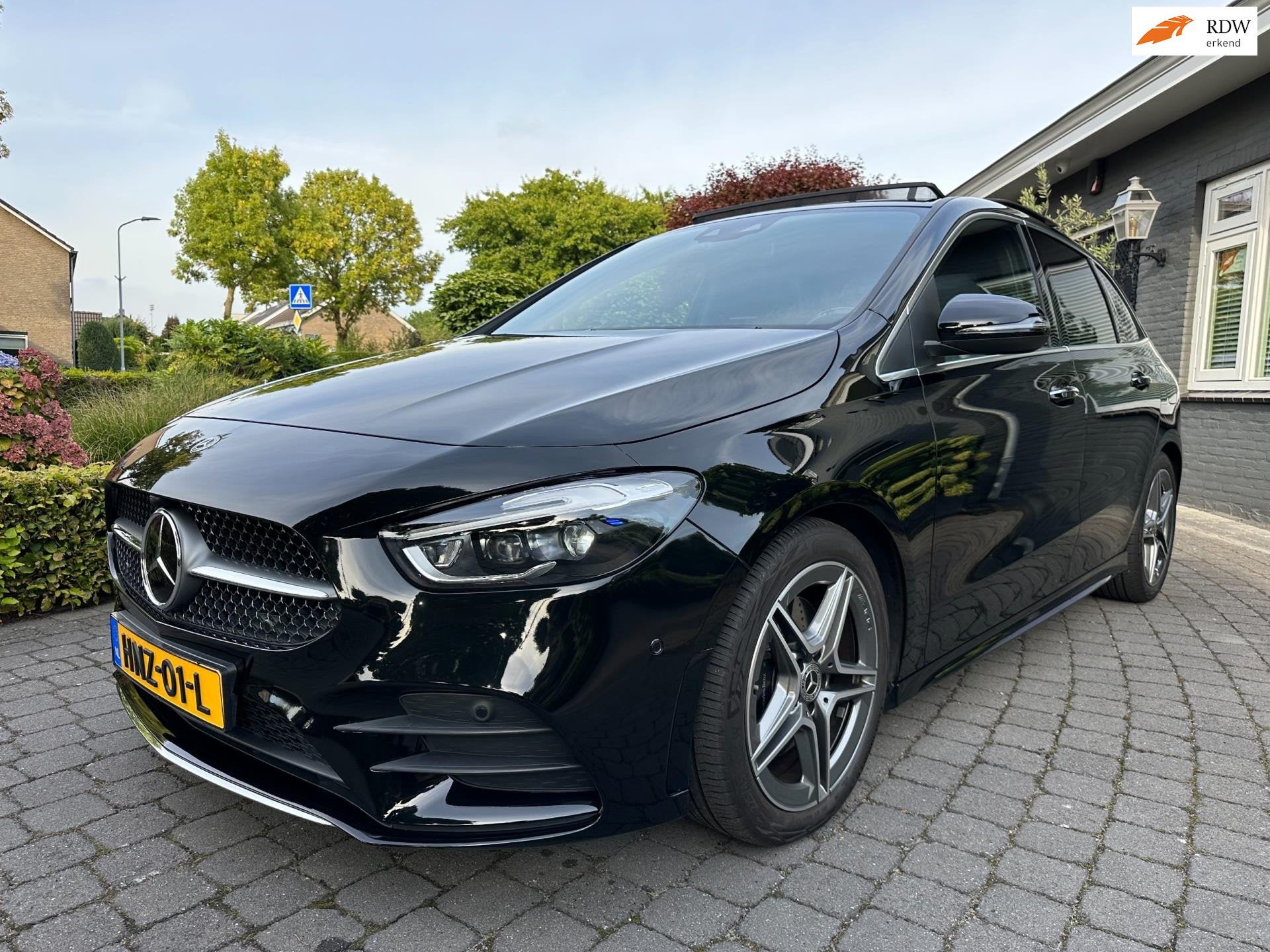 Mercedes-Benz B-klasse 220 4MATIC AMG, Pano, BTW, 1e Eigenaa, Auto's, Automaat, 745 kg, 1525 kg, Zwart