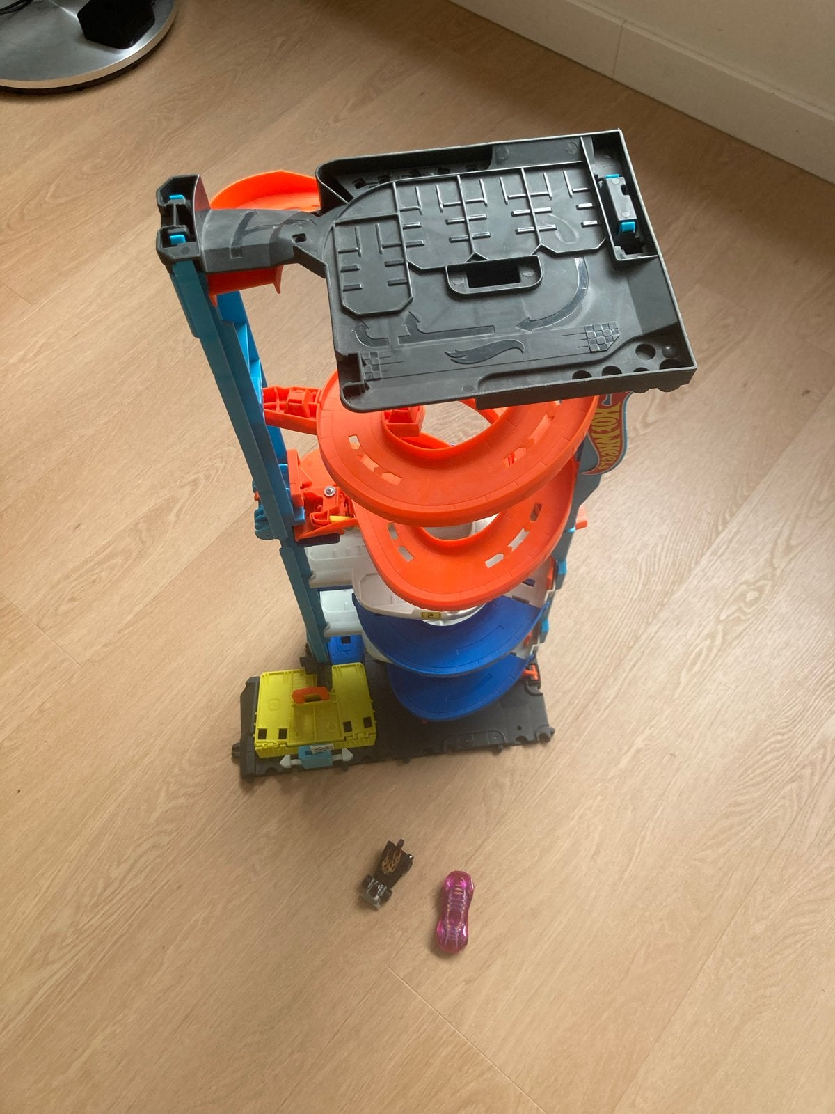 Hot Wheels Ultimate Garage met 2 auto's, Kinderen en Baby's, Speelgoed | Speelgoedvoertuigen, Ophalen, Gebruikt