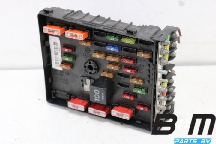 Zekeringkast motorruimte VW Passat B6 3C0937125, Gebruikt