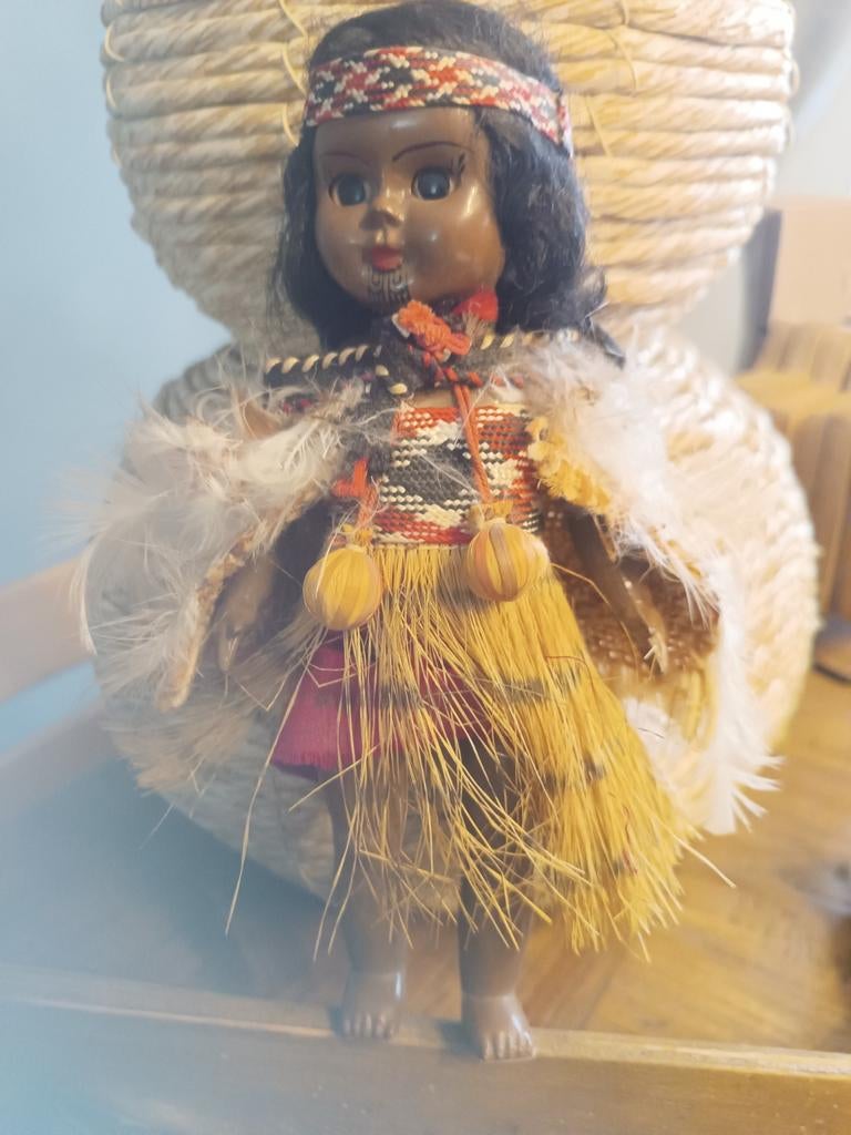 Vintage Maori popje met veren poncho, jaren '50, Ophalen of Verzenden, Gebruikt, Pop