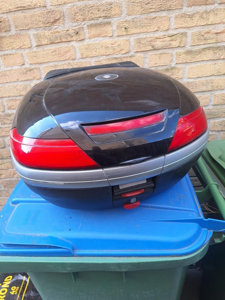 Zwarte motorkoffer met rode accenten, Motoren, Accessoires | Koffers en Tassen, Ophalen of Verzenden, Gebruikt