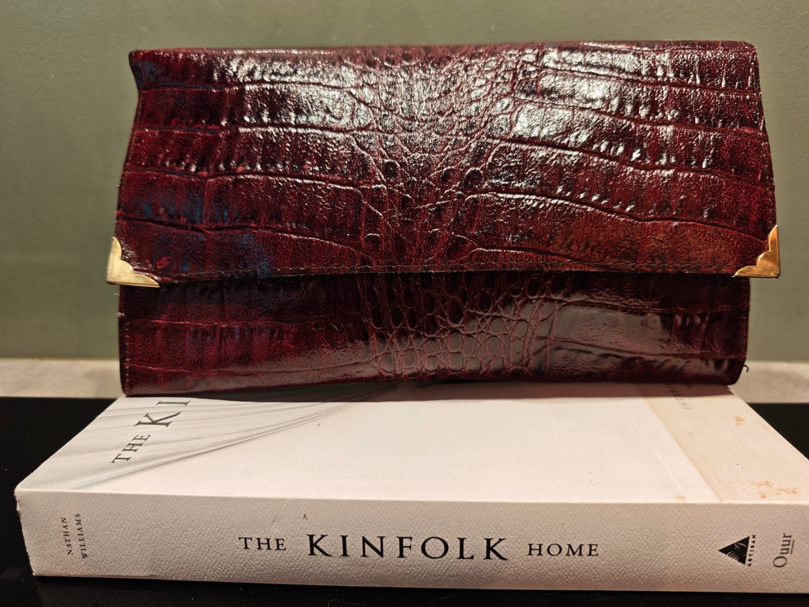 Vintage bordeauxrode leren clutch met krokodillenprint, Sieraden, Tassen en Uiterlijk, Ophalen of Verzenden, Zo goed als nieuw