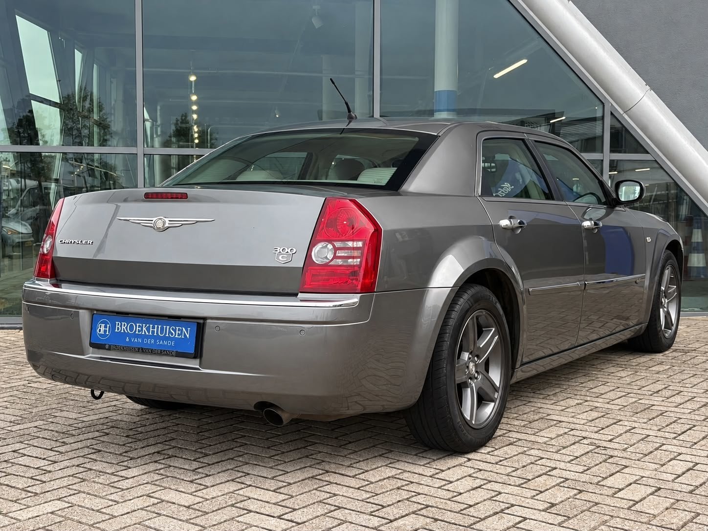 Chrysler 300C 3.5 V6 249pk Schuifdak / Stoelverwarming / Nav, Auto's, Automaat, Gebruikt, Zwart, 1715 kg