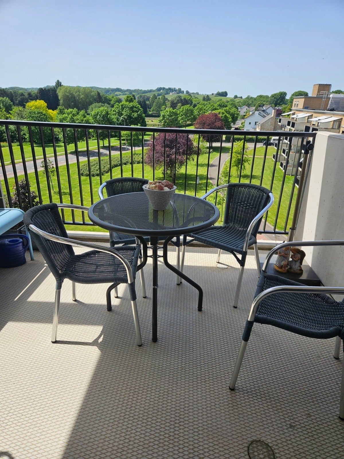 Ronde tafel en 4 stoelen. Ophalen in Maastricht of Eindhoven, Tuin en Terras, Ophalen, Zo goed als nieuw, Overige materialen