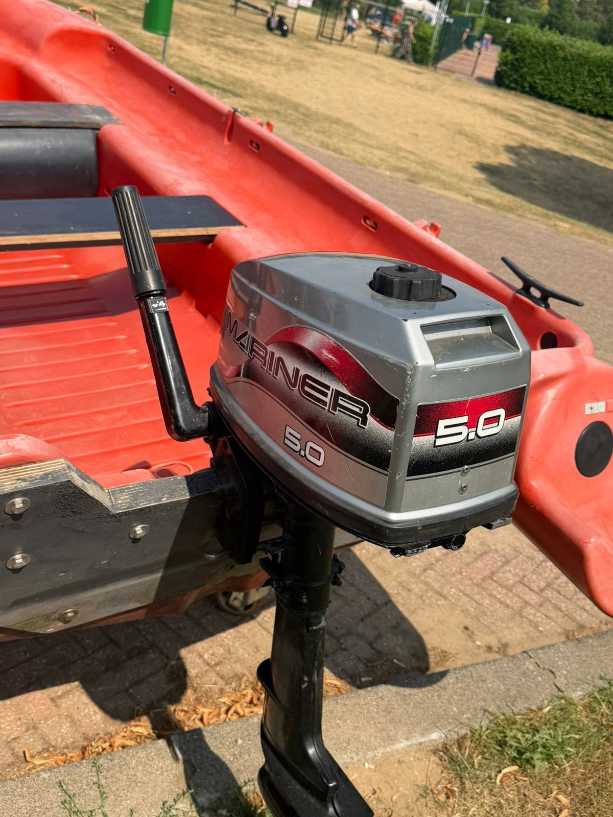 Kunstof boot inc mariner 5pk 2 takt koopje €1000,- zo mee, Ophalen