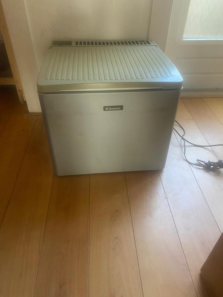 Dometic Koelbox met Bo-Camp standaard, Caravans en Kamperen, Koelboxen, Ophalen, Zo goed als nieuw, Koelbox, Elektrisch