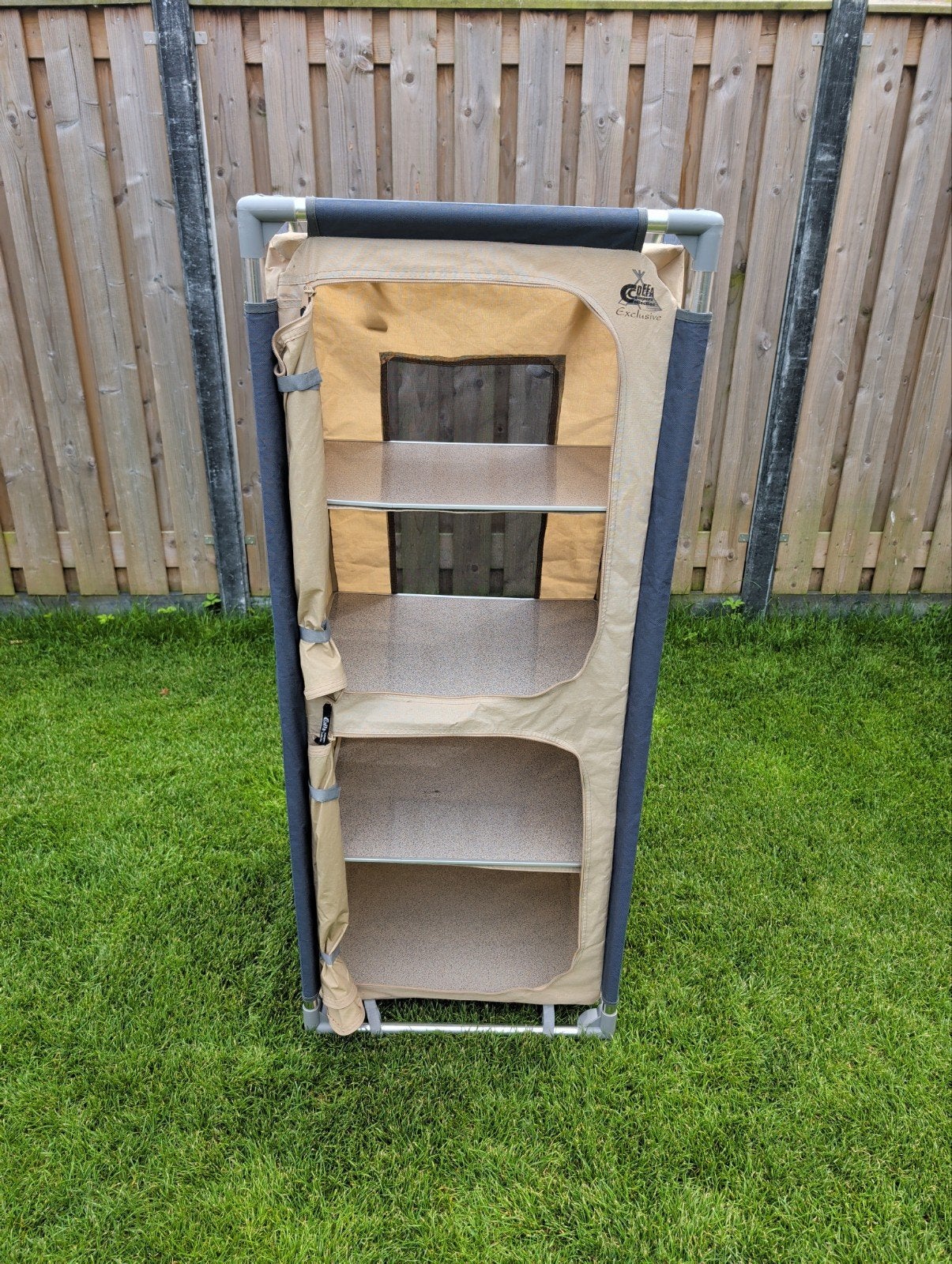 Defa schuine opbergkast 140 cm - beige/camel, Caravans en Kamperen, Kampeermeubelen, Ophalen of Verzenden, Zo goed als nieuw, Campingkast