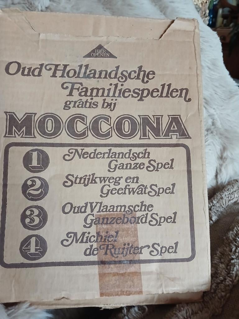 Oud Hollandse Familiespellen - 4 spellen in 1 doos, Vijf spelers of meer, Ophalen of Verzenden, Zo goed als nieuw, Moccona uitgave 1907