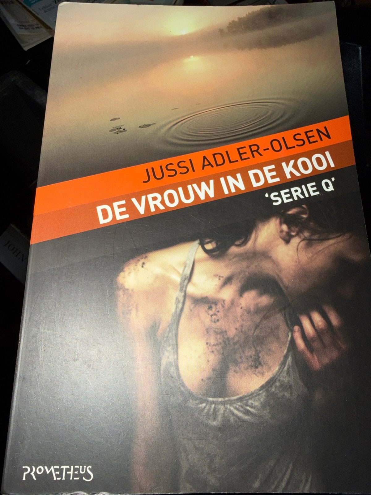 Z3.  Jussi Adler-Olsen - De vrouw in de kooi, Ophalen of Verzenden, Zo goed als nieuw, Scandinavië, Jussi Adler-Olsen