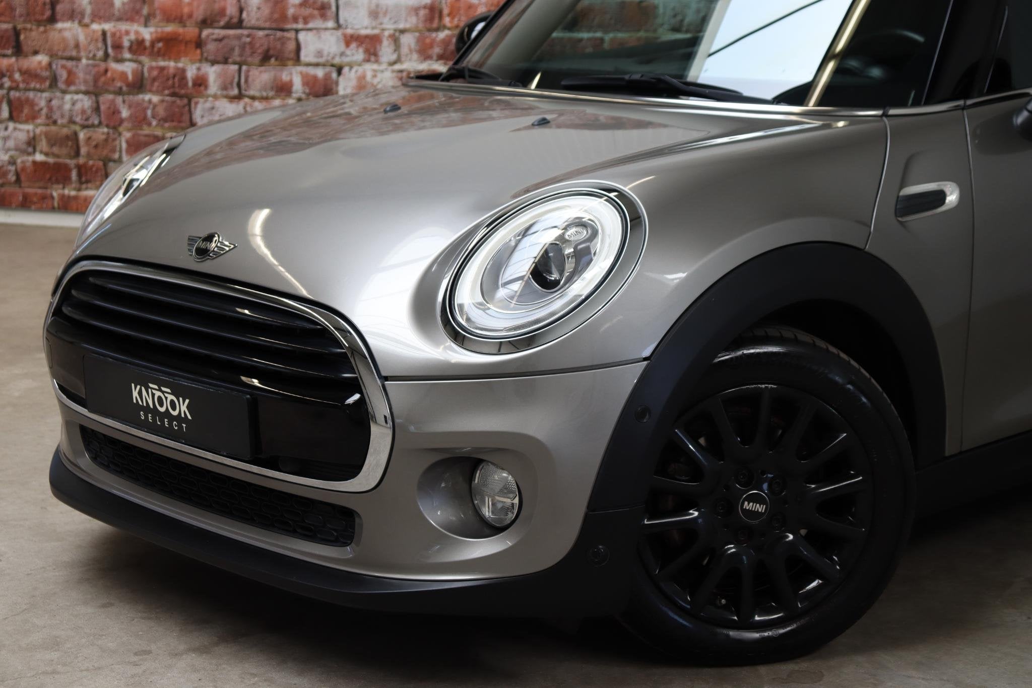 MINI Hatchback Cooper Chili Serious Business Automaat 5 deur, Auto's, Mini, 136 pk, Gebruikt, Leder en Stof, 49 €/maand