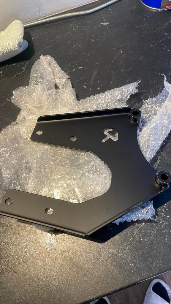 Akrapovic brace/ophangbeugel, Ophalen, Zo goed als nieuw, Uitlaat, Vespa