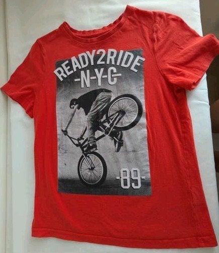 Stoer rood T-shirt met fietsprint, maat 146/152, Kinderen en Baby's, Gebruikt, Ophalen of Verzenden, Shirt of Longsleeve, Onbekend