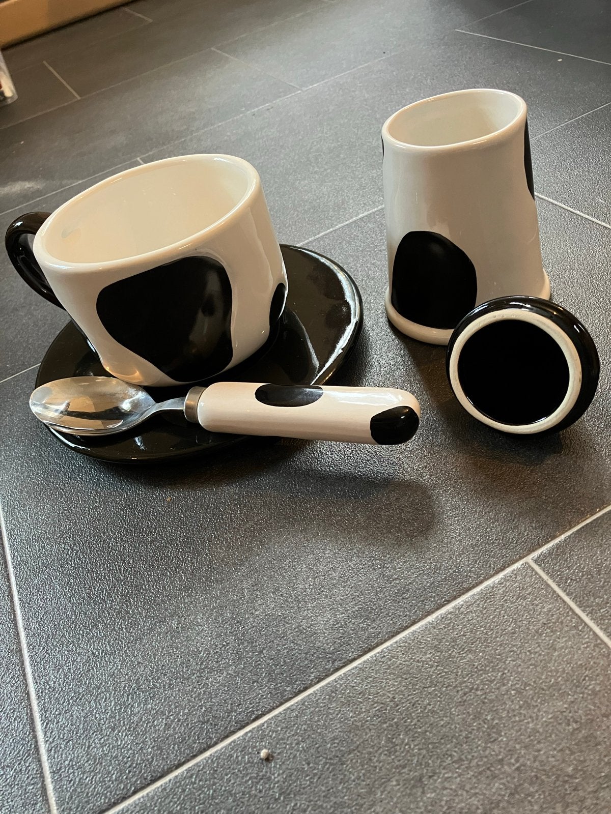 Mokken en schaaltjes set met koeienprint - Hiddie Design, Huis en Inrichting, Gebruikt, Overige merken, Keramiek, Ophalen of Verzenden