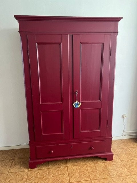antieke rode kast, Ophalen, Met plank(en), Gebruikt, 100 tot 150 cm
