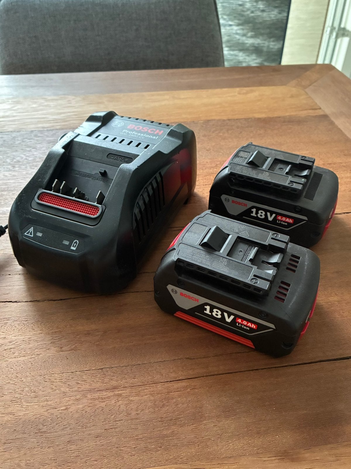 Bosch GAL 1880 CV snellader + 2x accu GBA 18V 4.0Ah, Doe-het-zelf en Verbouw, Ophalen, Zo goed als nieuw