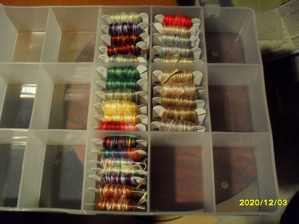 28 Bobbins met Gemêleerd splijtgaren, div. kleuren. Ook DMC, Ophalen of Verzenden, Nieuw, Handborduren, Borduurgaren of Zijde