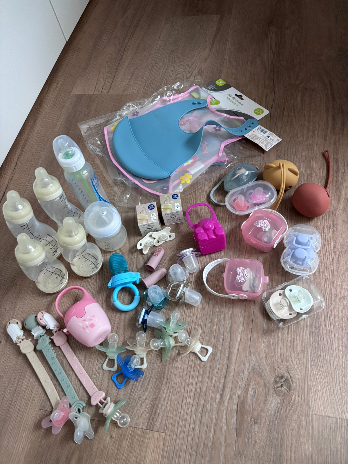 Large set of bottles, bibs, pacifiers and pacifer holders, Ophalen of Verzenden, Gebruikt