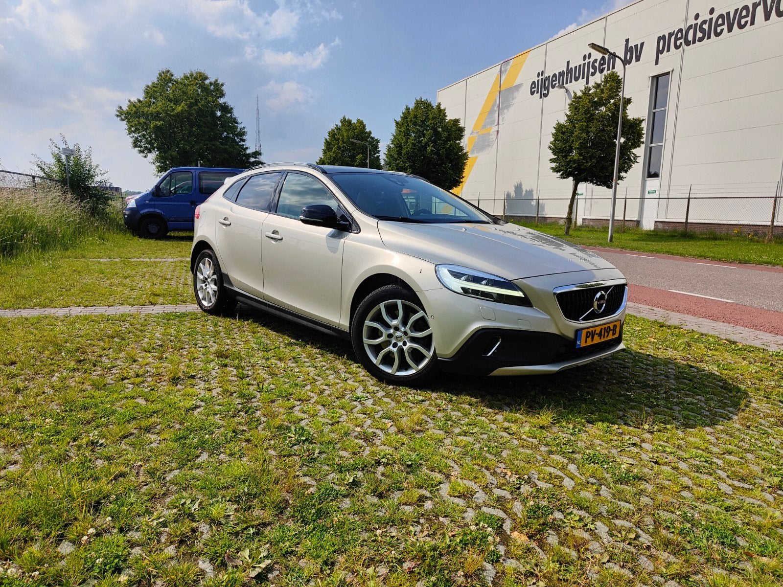 Volvo V40 1.5 T3 152PK Geartronic 2017 Bruin, 1498 cc, Beige, Automatische klimaatregeling, 152 pk