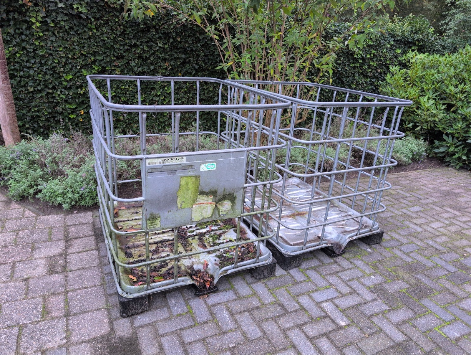 Twee IBC-containers met metalen kooi, Ophalen