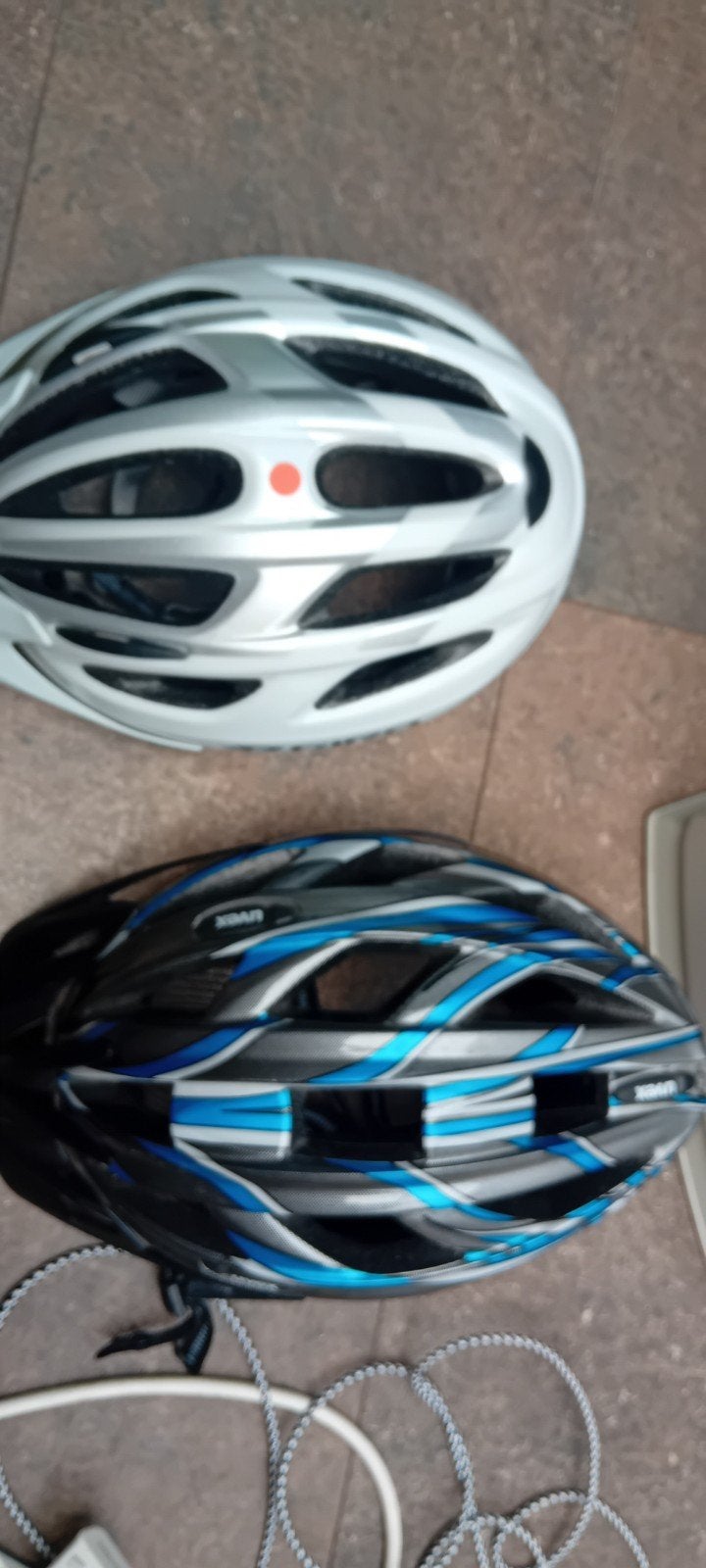 Uvex Fietshelmen - Set van 2 (Wit en Zwart/Blauw), Fietsen en Brommers, Fietsaccessoires | Fietshelmen, Gebruikt, Overige maten