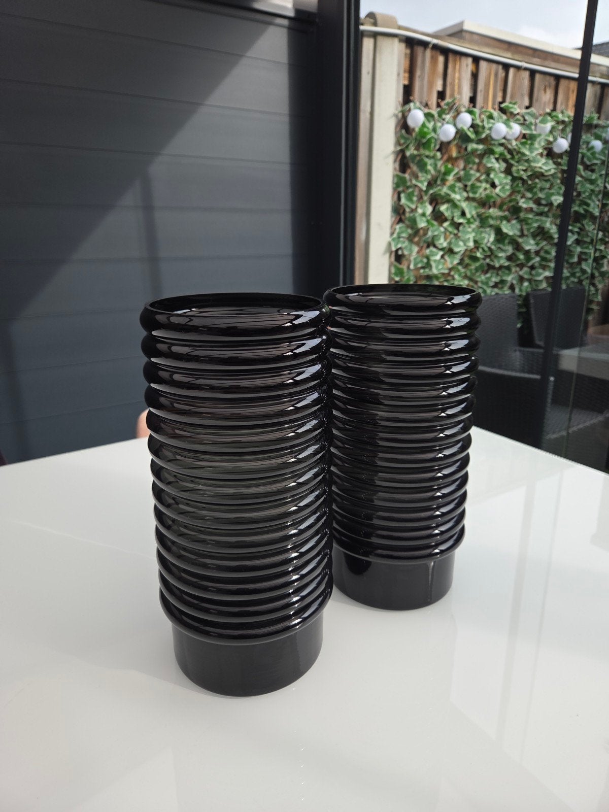 2 zwarte vazen van H&M Home, Huis en Inrichting, Woonaccessoires | Vazen, Ophalen