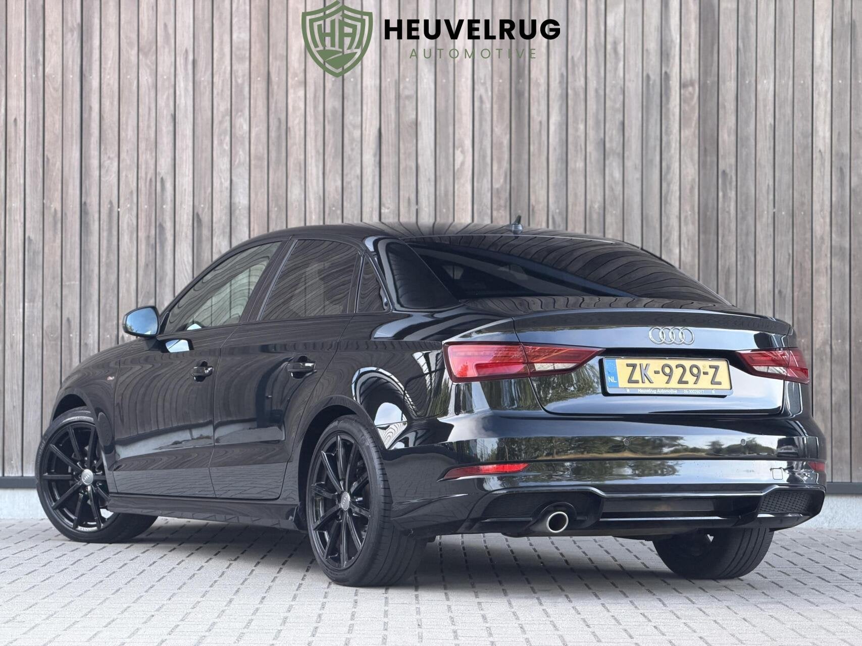 Audi A3 Limousine 30 TFSI S-LINE | BLACK PAKKET | NAP | TREK, Auto's, Stof, Gebruikt, 116 pk, Zwart