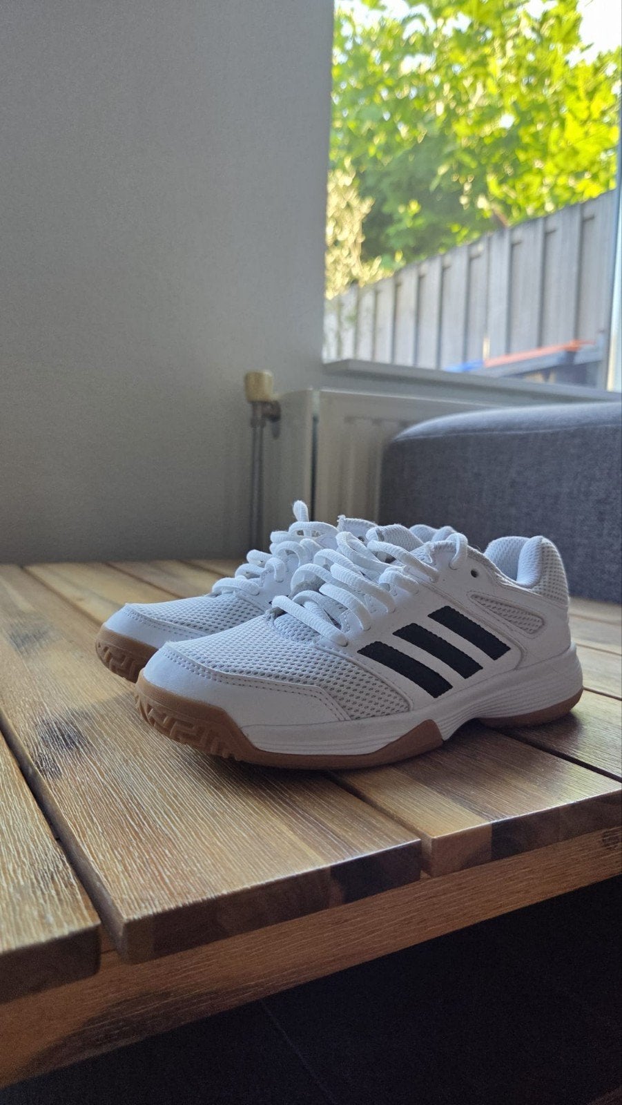 Witte adidas zaalschoenen, EU maat 33, Adidas, Ophalen of Verzenden, Zo goed als nieuw, Jongen of Meisje