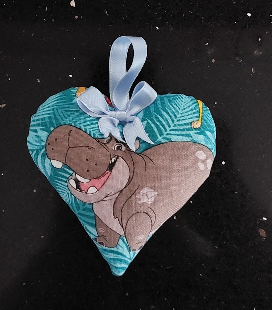 nieuw- hanger/ hartje: Lion Guard Nijlpaard Beshte, Ophalen of Verzenden, Nieuw, Handgemaakt, Wanddecoratie
