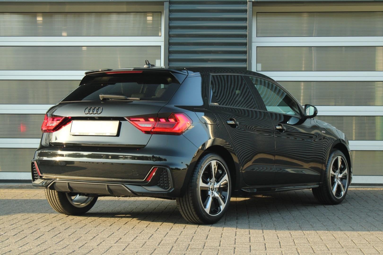 Audi A1 Sportback 25 TFSI 95pk S Edition | Achteruitrijcamer, Auto's, 12 maanden, A1, 95 pk, Leder en Stof