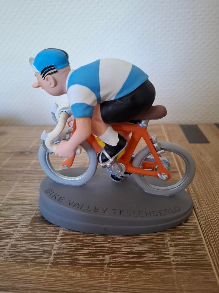 Suske & Wiske beeldje Lambik op racefiets SW205 NIEUW, Verzamelen, Stripfiguren, Ophalen of Verzenden, Suske en Wiske, Nieuw, Beeldje of Figuurtje