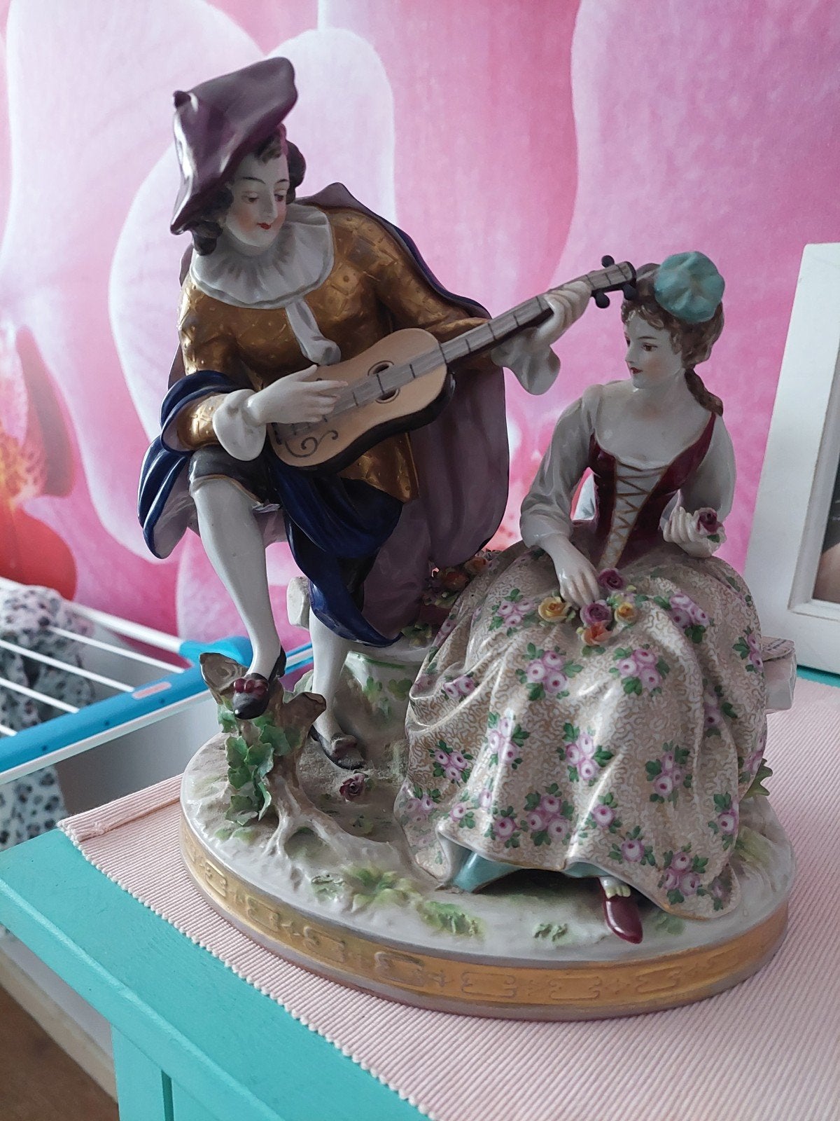 Antiek porseleinen beeldje: Muzikant en dame, Ophalen