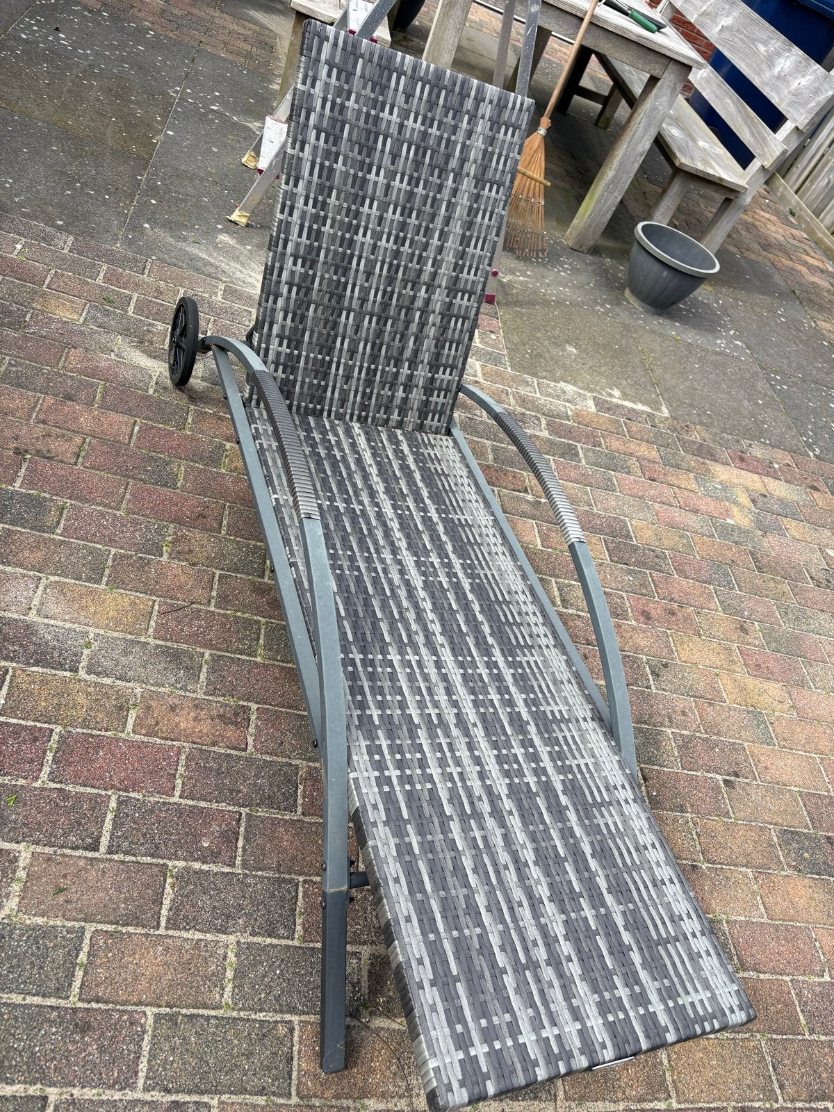 2x Antraciet poly rattan ligbedden met wieltjes en kussens, Ophalen, Zo goed als nieuw, Rotan, Verrijdbaar
