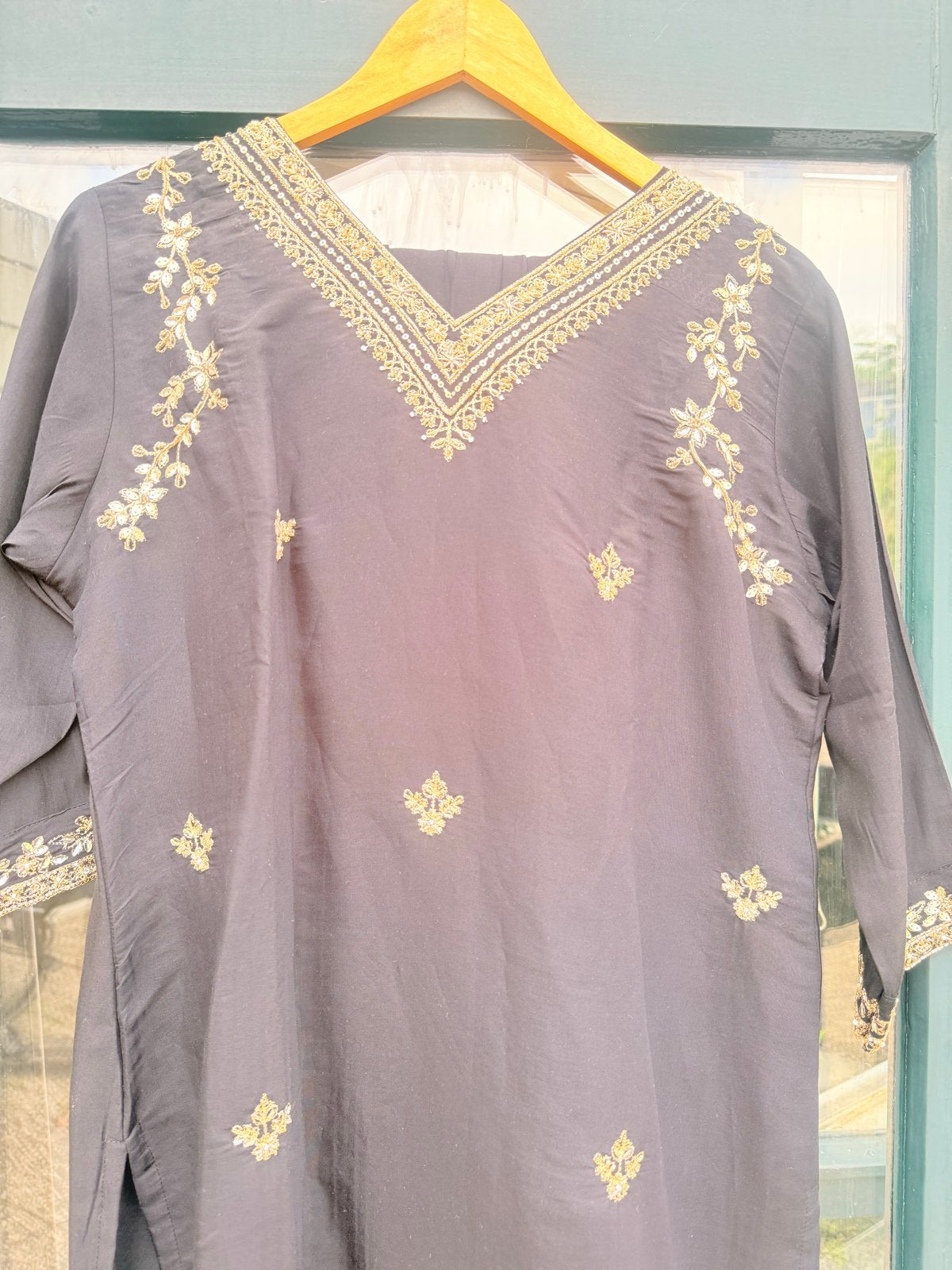 Nieuwe Indiase suit/salwaar- Zwart met Gouden Borduur, Kleding | Dames, Zwart, Maat 42/44 (L), Nieuw, Ophalen of Verzenden