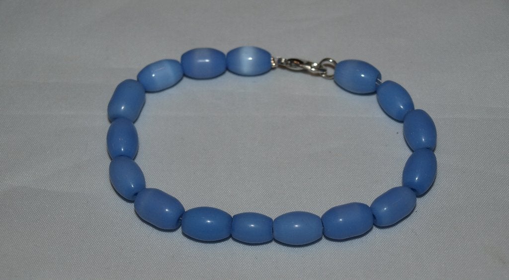 Mooie blauwe kralenarmband met zilverkleurige sluiting, Overige materialen, Blauw, Nieuw, Ophalen of Verzenden