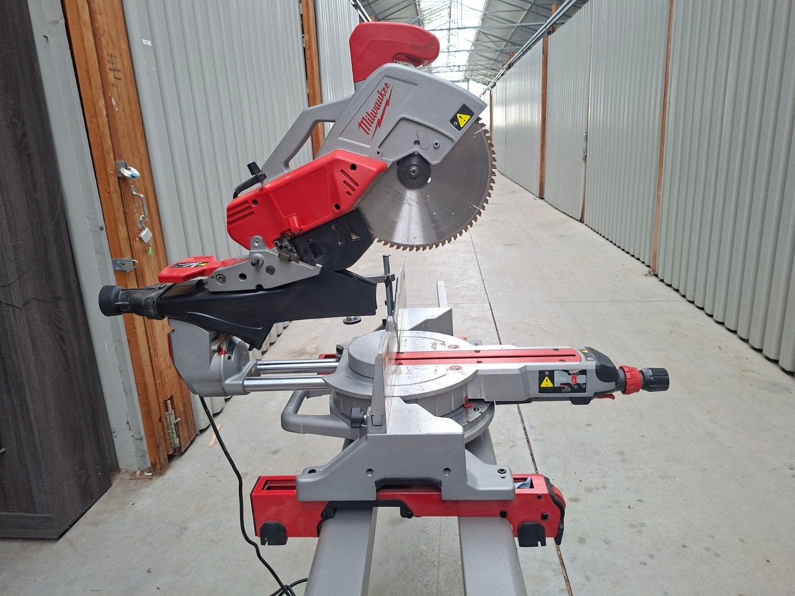 Milwaukee afkortzaag ms 304db + onderstel, Ophalen, 70 mm of meer, Zo goed als nieuw, Afkortzaag