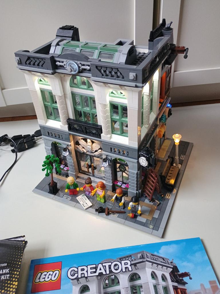 LEGO Creator Expert Brick Bank 10251 met Lightailing kit, Lego, Ophalen of Verzenden, Zo goed als nieuw, Compleet