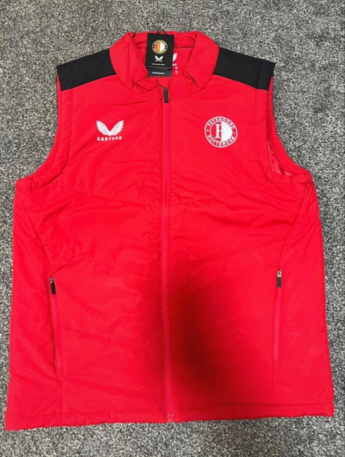 NIEUW, rode bodywarmer van Feyenoord Castore, maat M, Kleding | Heren, Bodywarmers, Ophalen of Verzenden, Nieuw, Maat 48/50 (M)