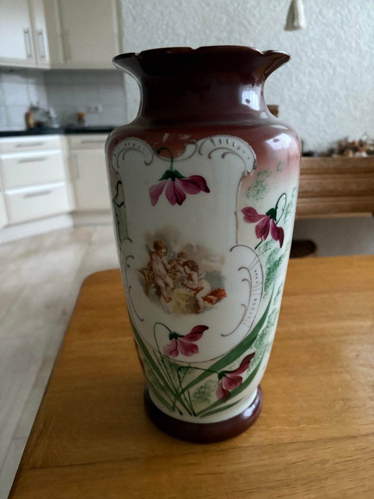 Antieke Opaline Glazen Vaas met Putti en Bloemen, Antiek en Kunst, Antiek | Vazen, Ophalen